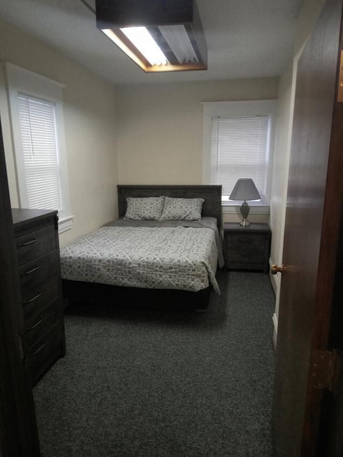 E. Michigan Walk Up Furnished 2 Bedroom Apt 랜싱 외부 사진